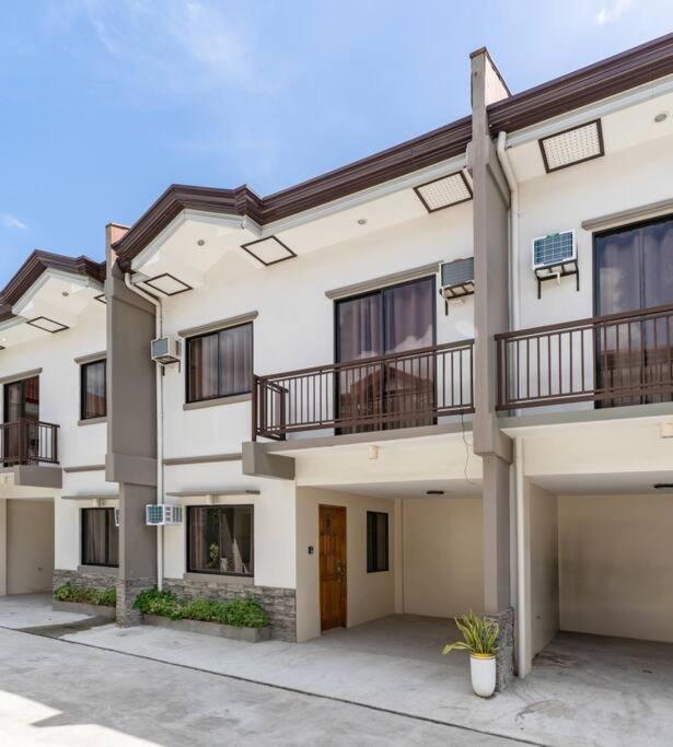 Entire 3br Furnished House Near Cebu It Park With Parking, Fast Wifi, Netflix And Apartment Nawanao