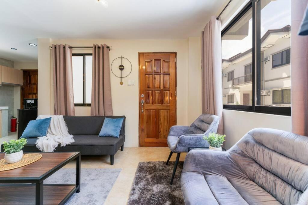 Apartment Entire 3br Furnished House Near Cebu It Park With Parking, Fast Wifi, Netflix And *