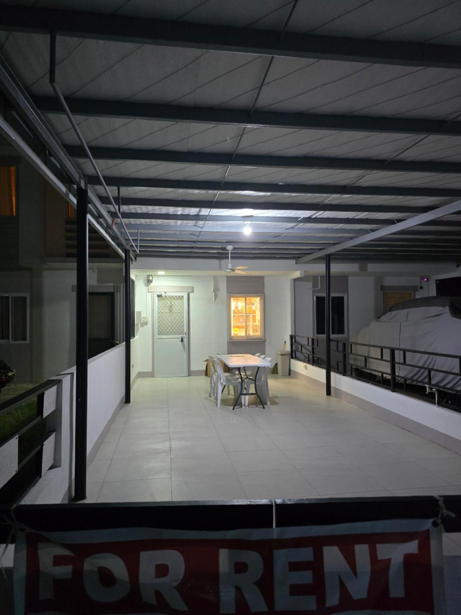 Fully-furnished Compostela House With Carpark, Wifi, Netflix Apartment