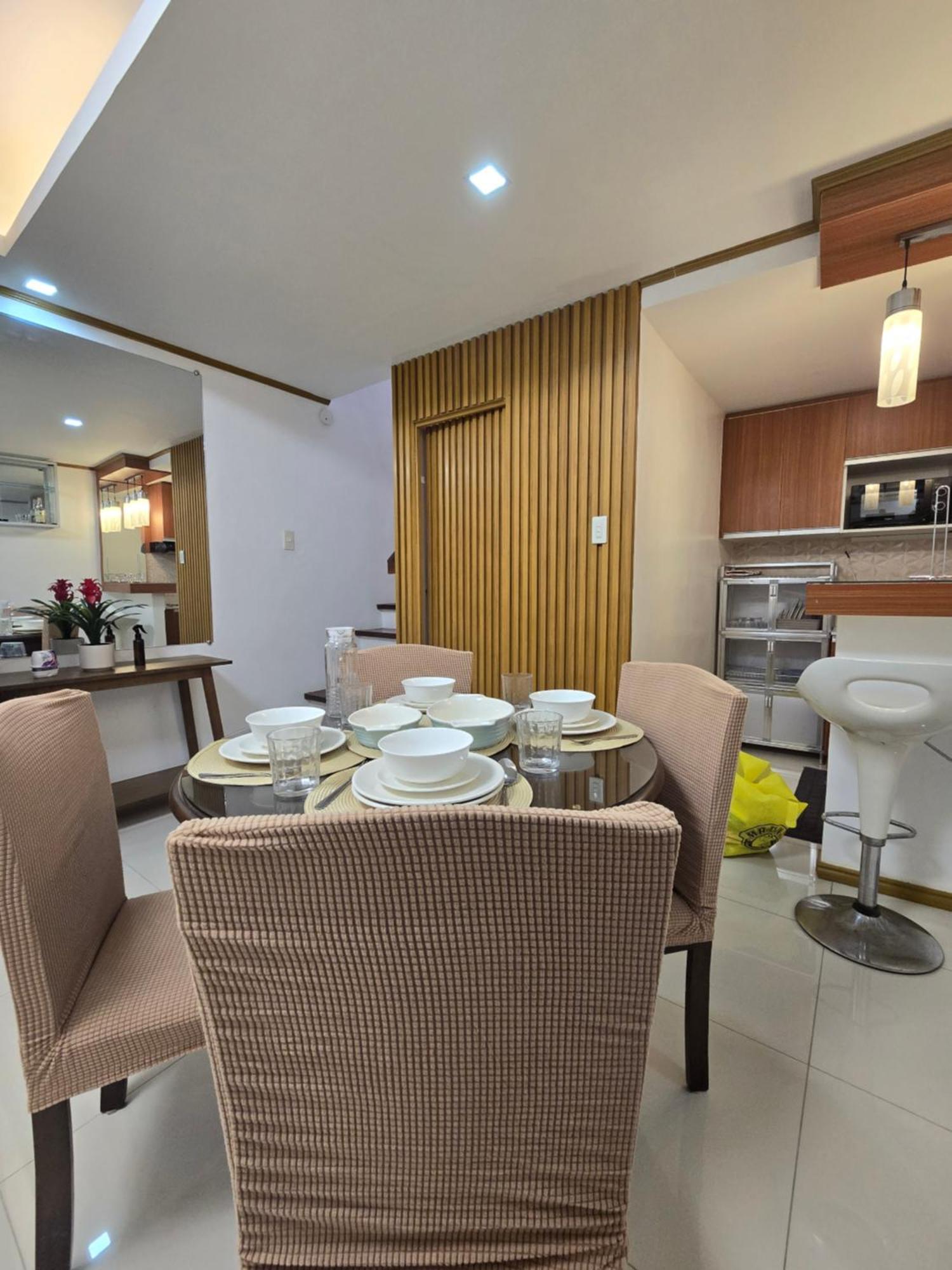 Fully-furnished Compostela House With Carpark, Wifi, Netflix *