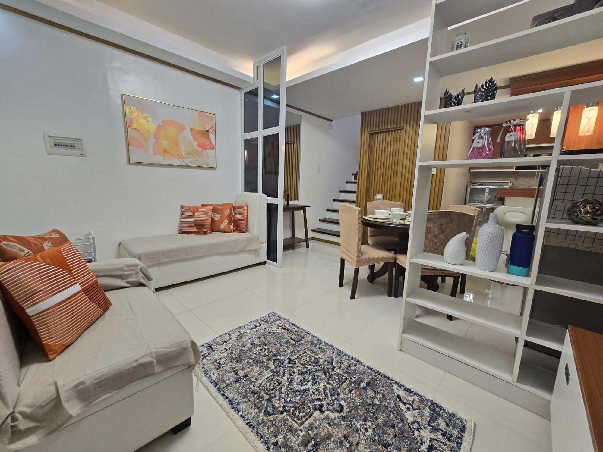 Fully-furnished Compostela House With Carpark, Wifi, Netflix Apartment