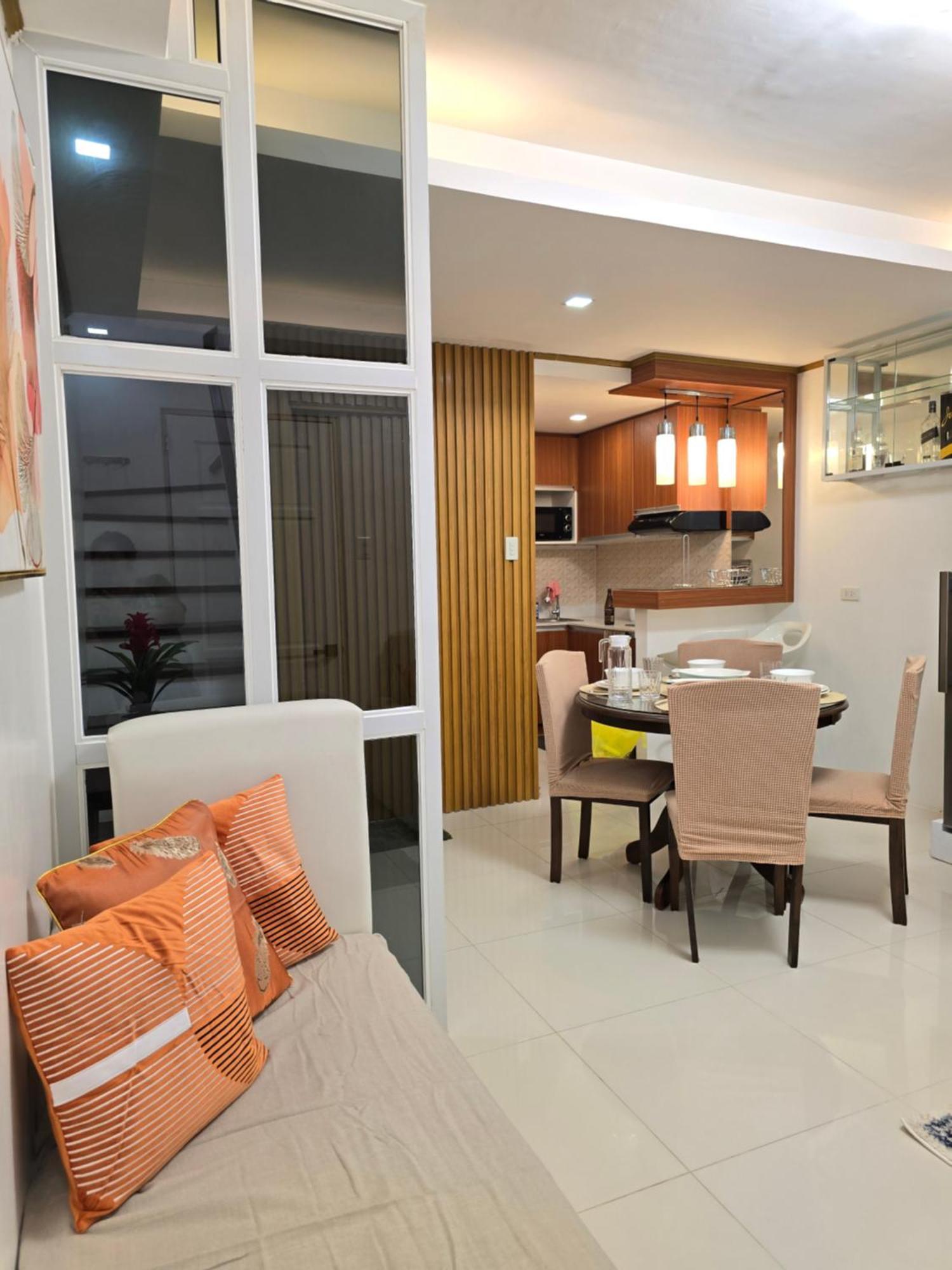 Fully-furnished Compostela House With Carpark, Wifi, Netflix *