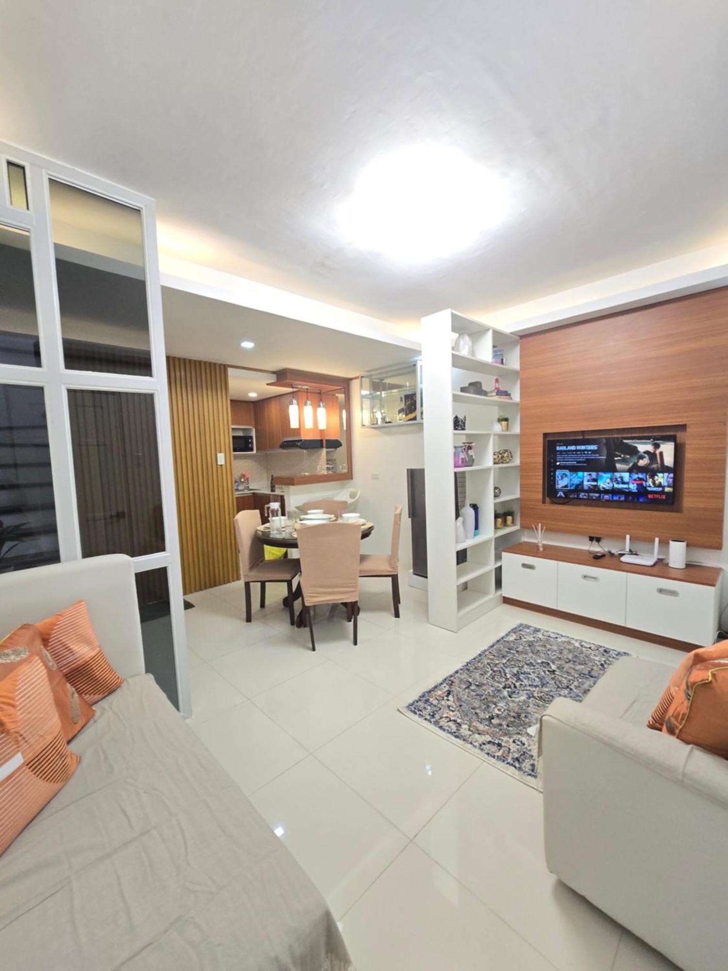 Fully-furnished Compostela House With Carpark, Wifi, Netflix