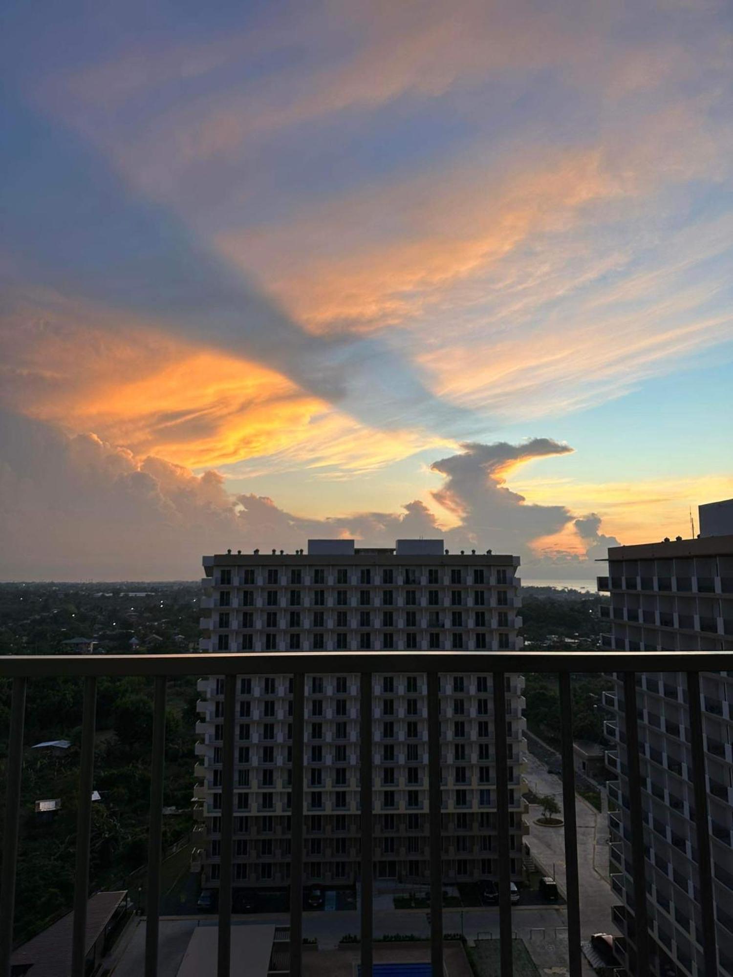 Cozy Pool And Seaview In Cebu With Balcony Near Mactan Airport Apartment