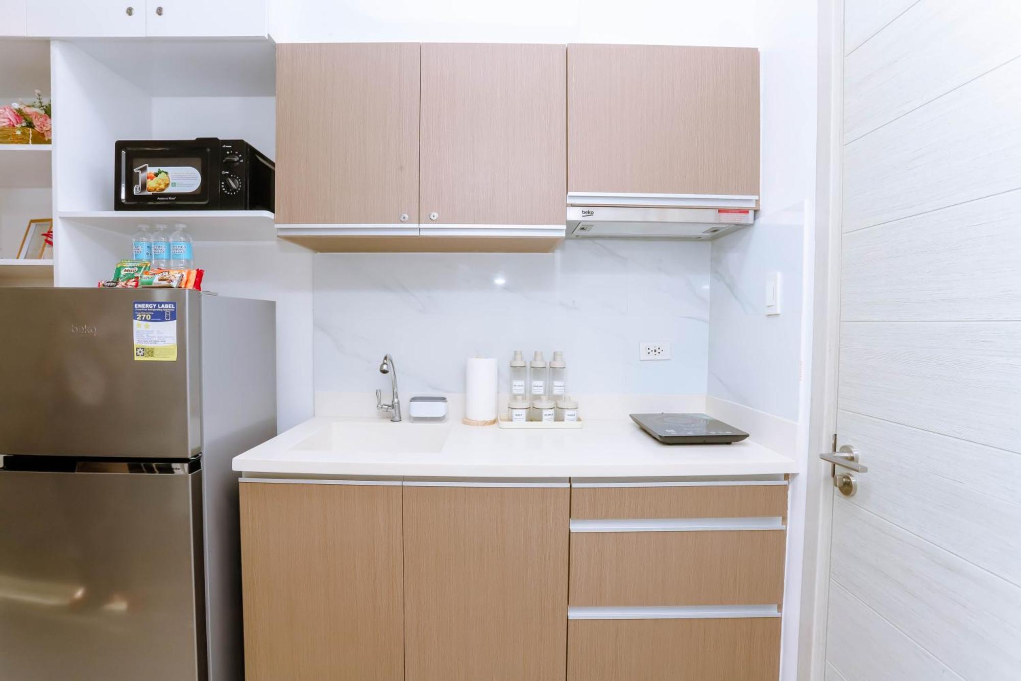 Apartment Staycation Minimalist With Rooftop Pool And Netflix