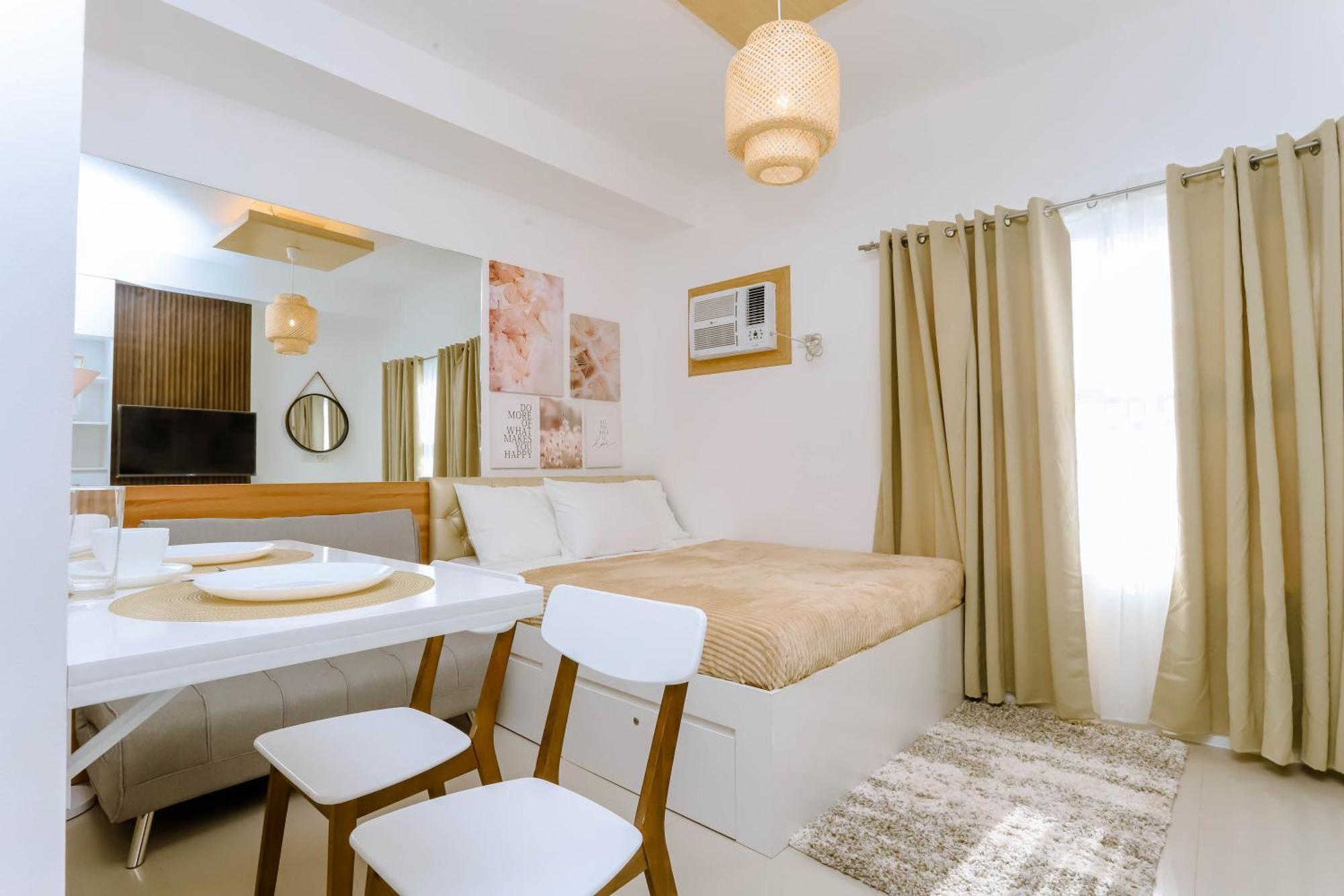 Apartment Staycation Minimalist With Rooftop Pool And Netflix