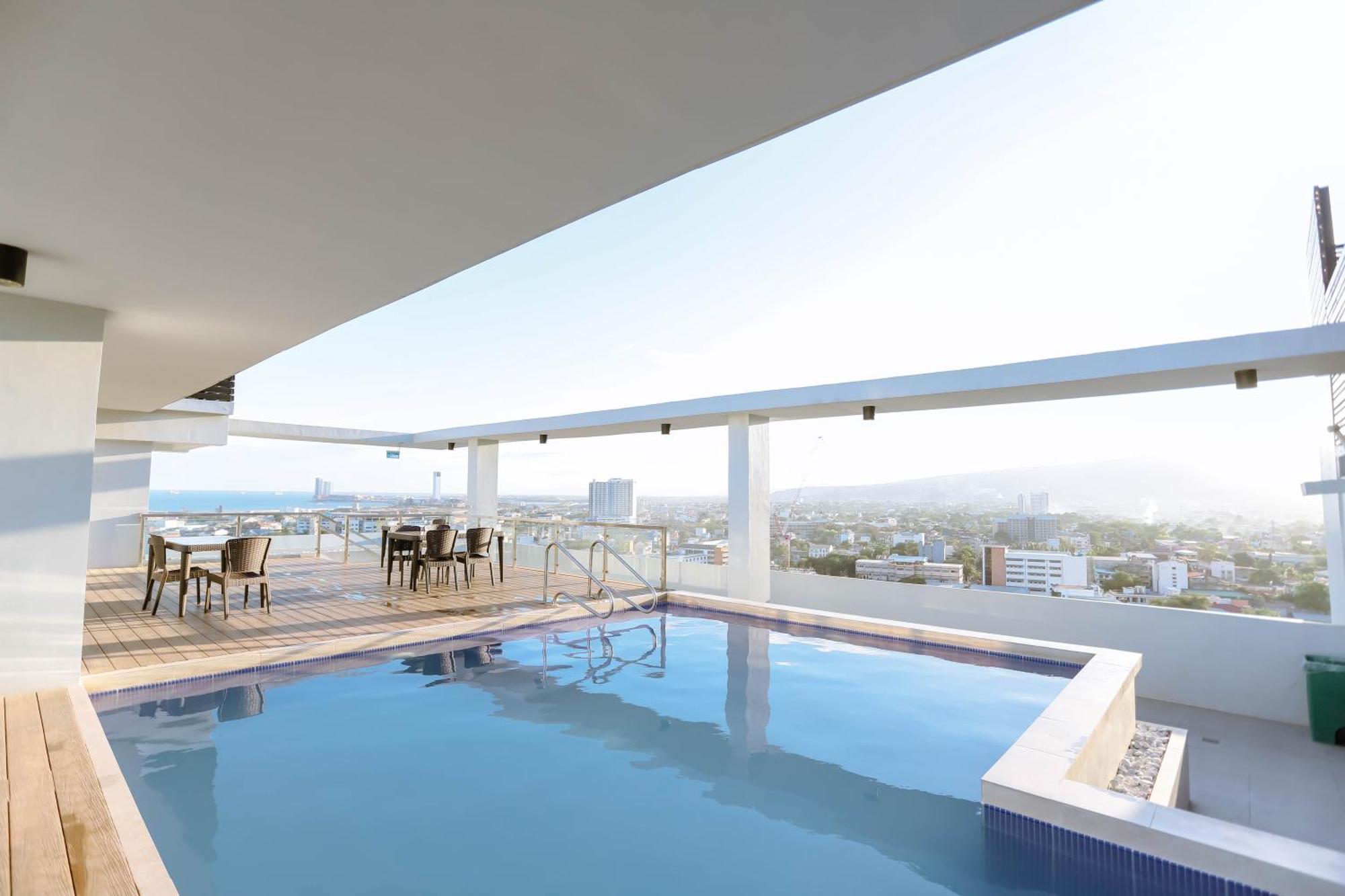 Staycation Minimalist With Rooftop Pool And Netflix Cebu
