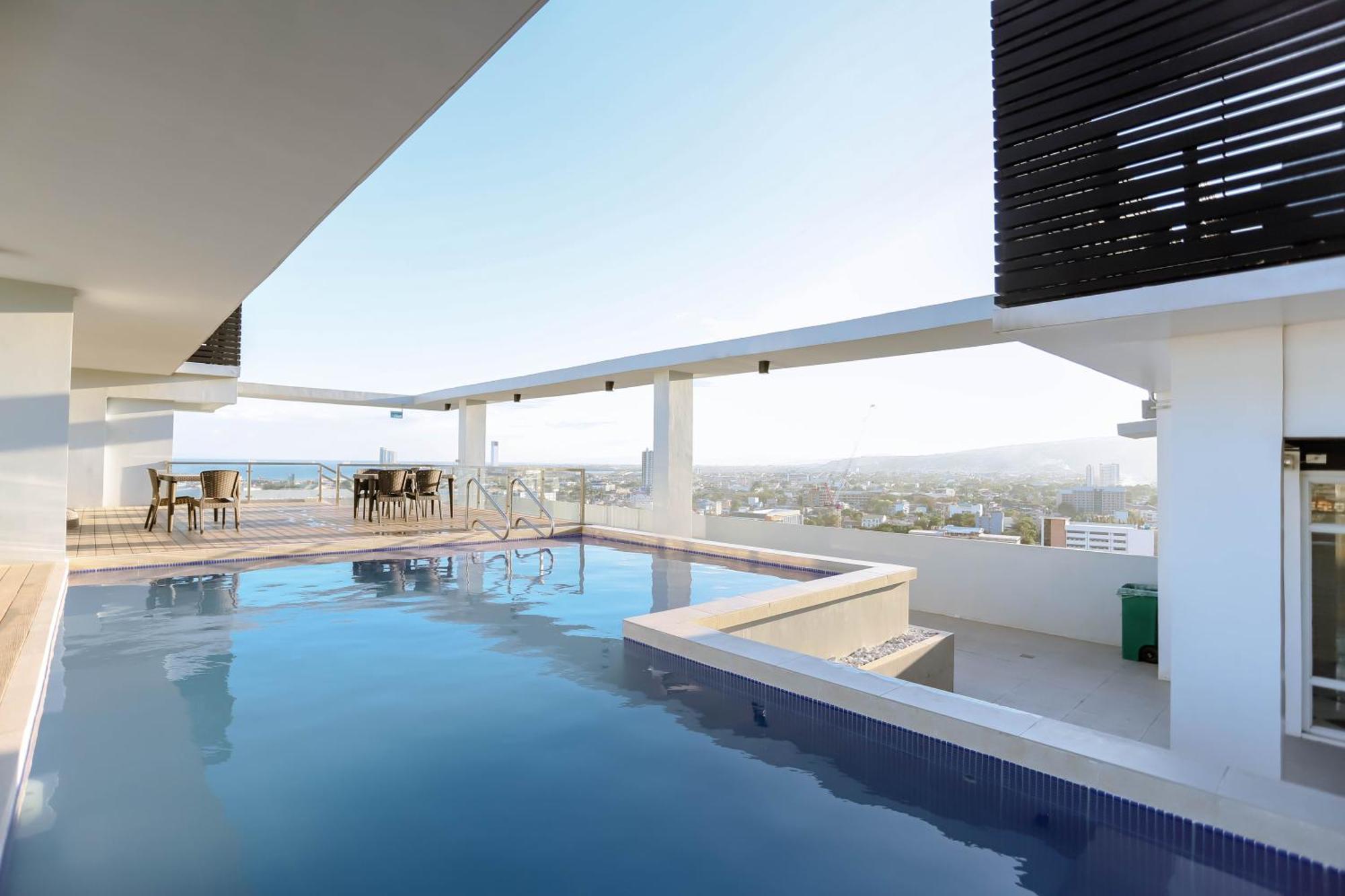 Apartment Staycation Minimalist With Rooftop Pool And Netflix