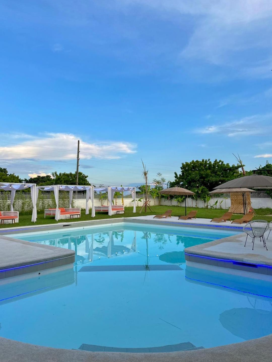 Cclim With Pool Party Resort
