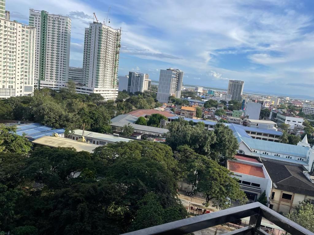 Cityscape Grand Tower Ayala Center Apartment