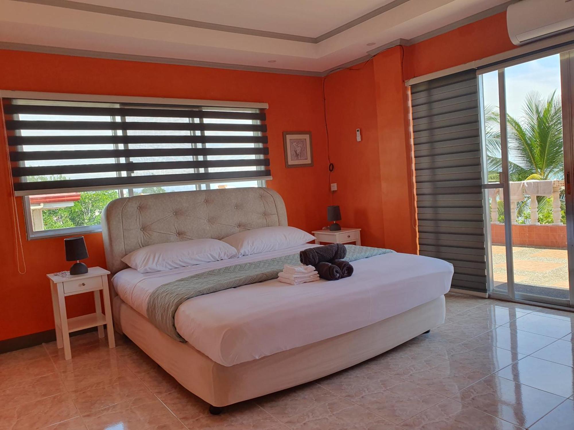 Apartment Simala House Beachfront 4br Retreat By The Sea *