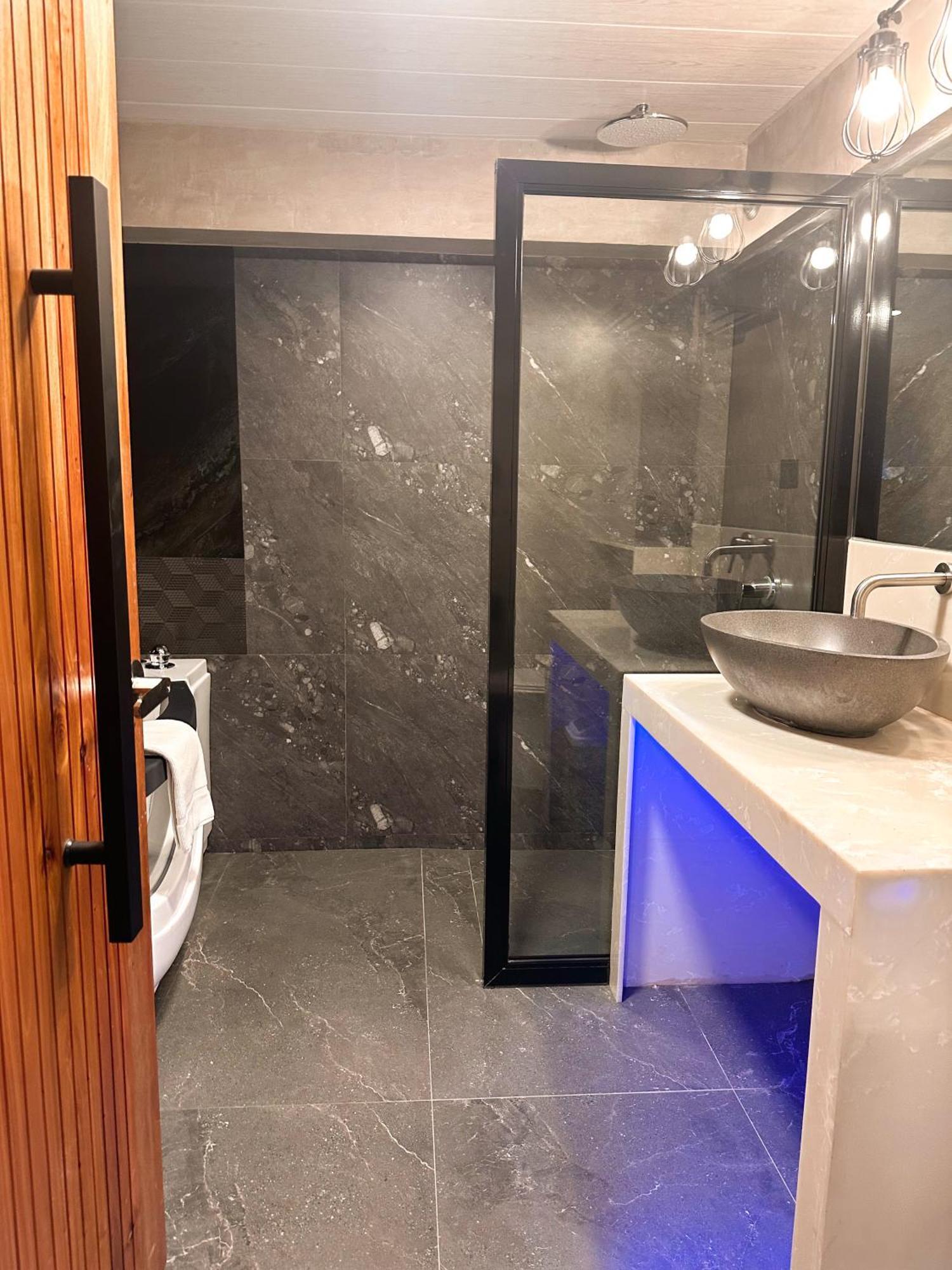 Blue Tulip - 4mins From Mactan Airport Hotel Lapu-Lapu City