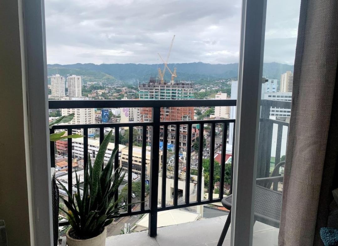 Cozy With Balcony Near Ayala Center Aparthotel