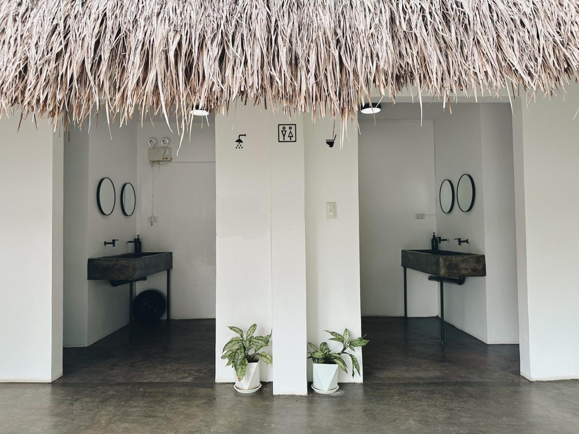 Pig Dive Hostel *