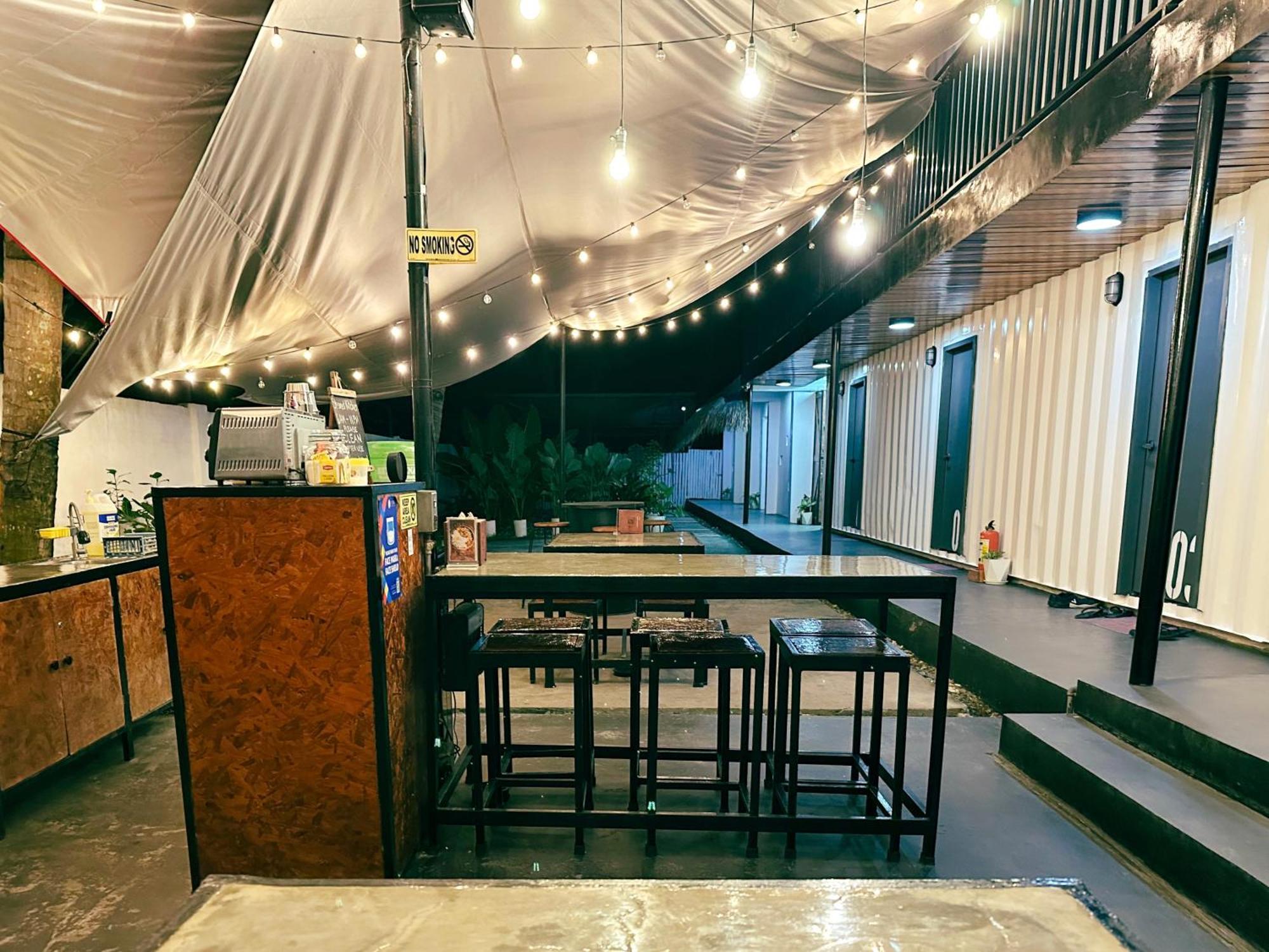 Pig Dive Hostel *