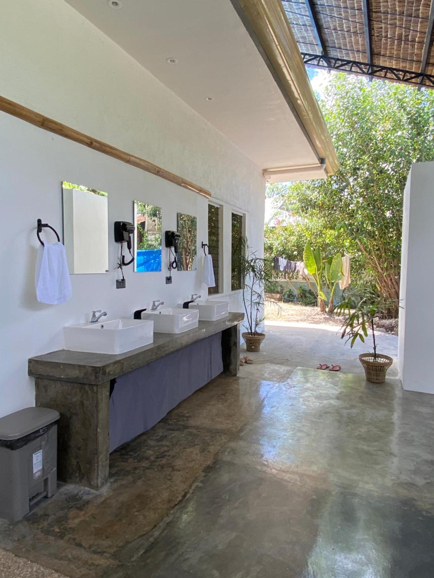 Wild Monkeys Hostel Moalboal