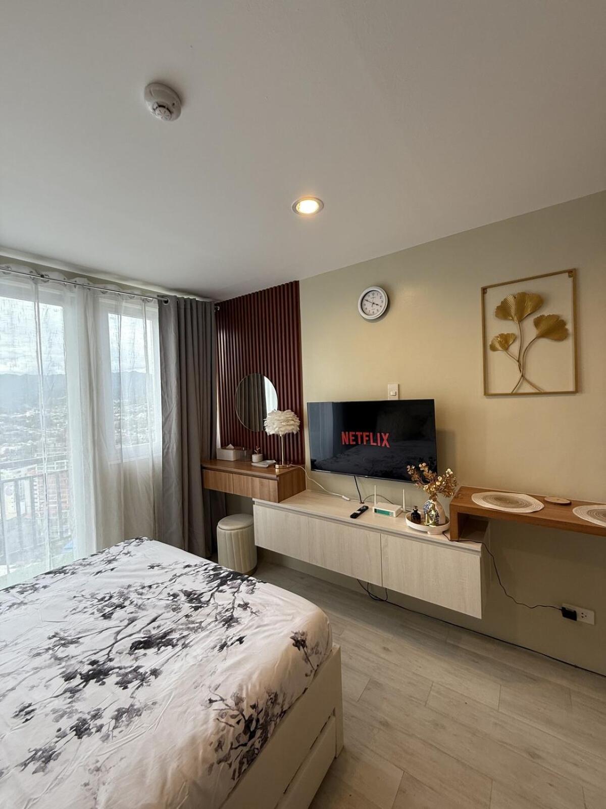 Modern And Cozy Unit With Balcony Near Ayala Center
