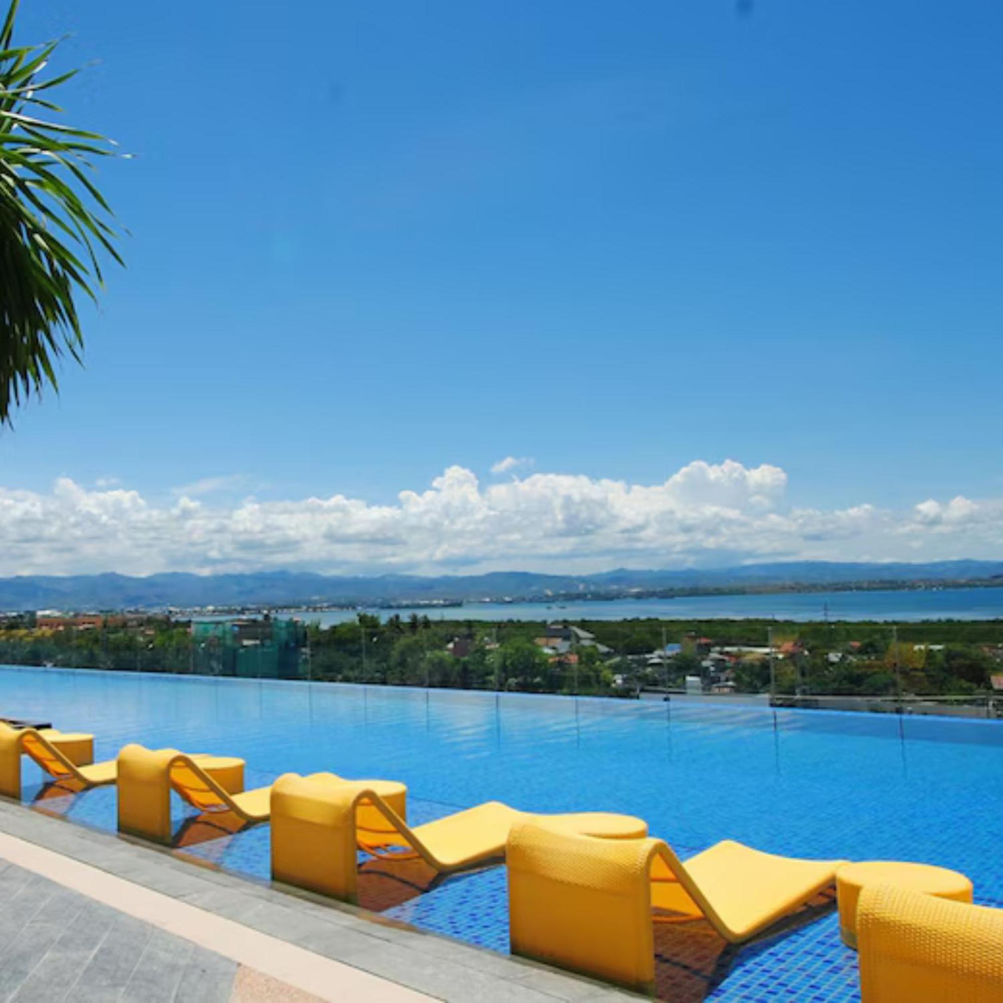 Mactan Newtown 8 Boulevard Deluxe Ocean View Apartment