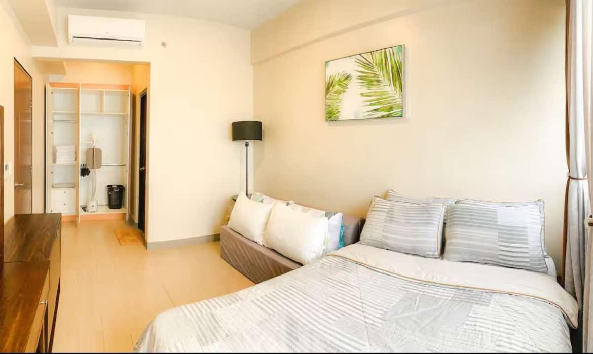 2br Unit With Balcony- Pool Access- Near Airport