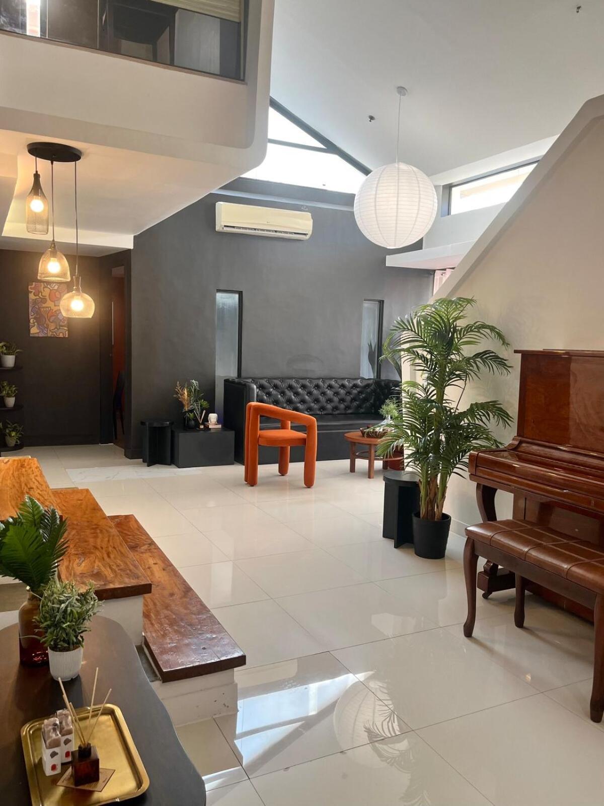 Soho-style Loft - Center With 4br, Wifi And Gameroom Cebu