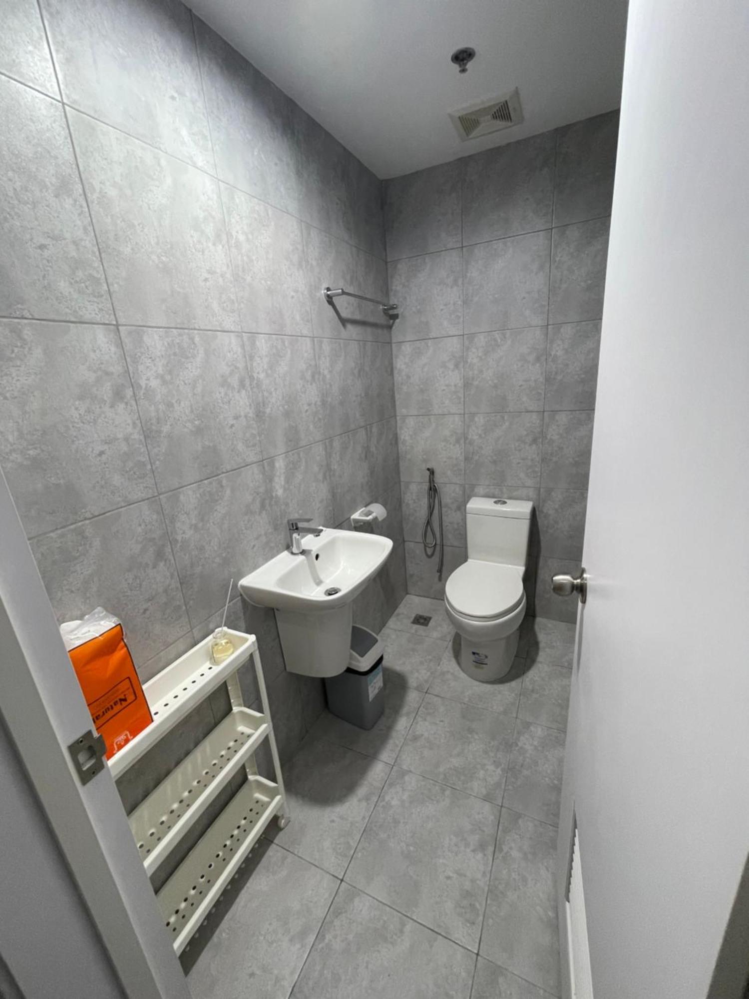 La Staycation At West Jones Residences *