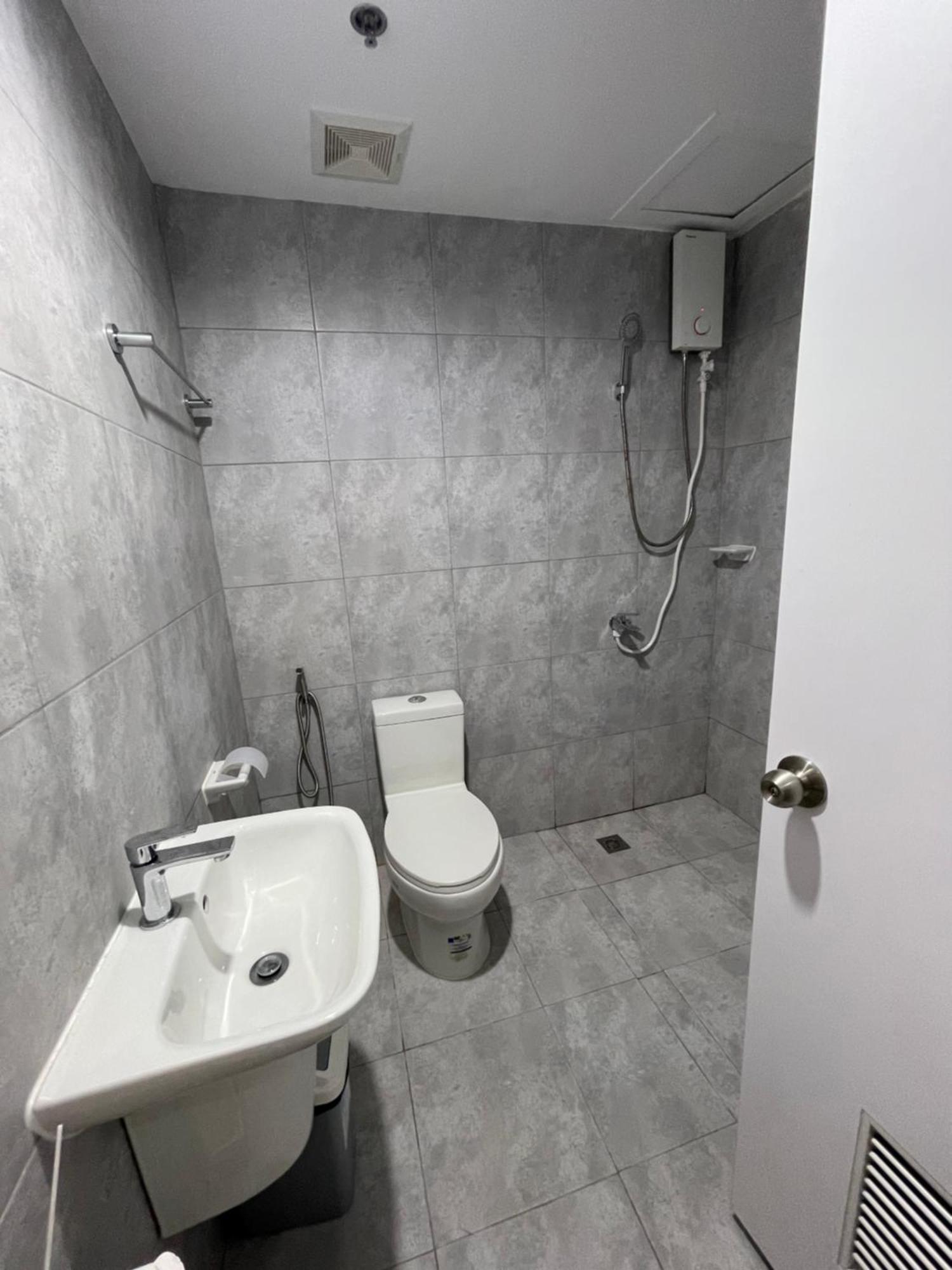 Aparthotel La Staycation At West Jones Residences *
