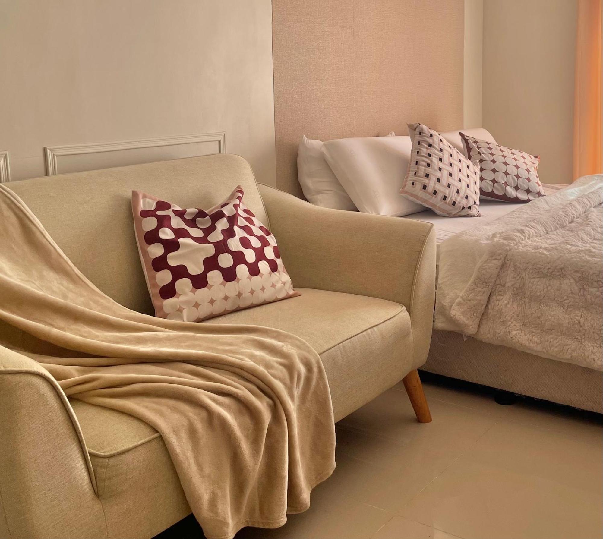 Affordable Staycation Near Airport And *