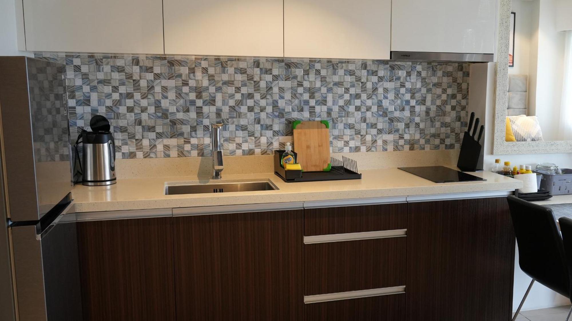 Dominiks Stylish Gem Ocean View Pool Queen Bed At Tambuli 8 Floor Fast Wifi