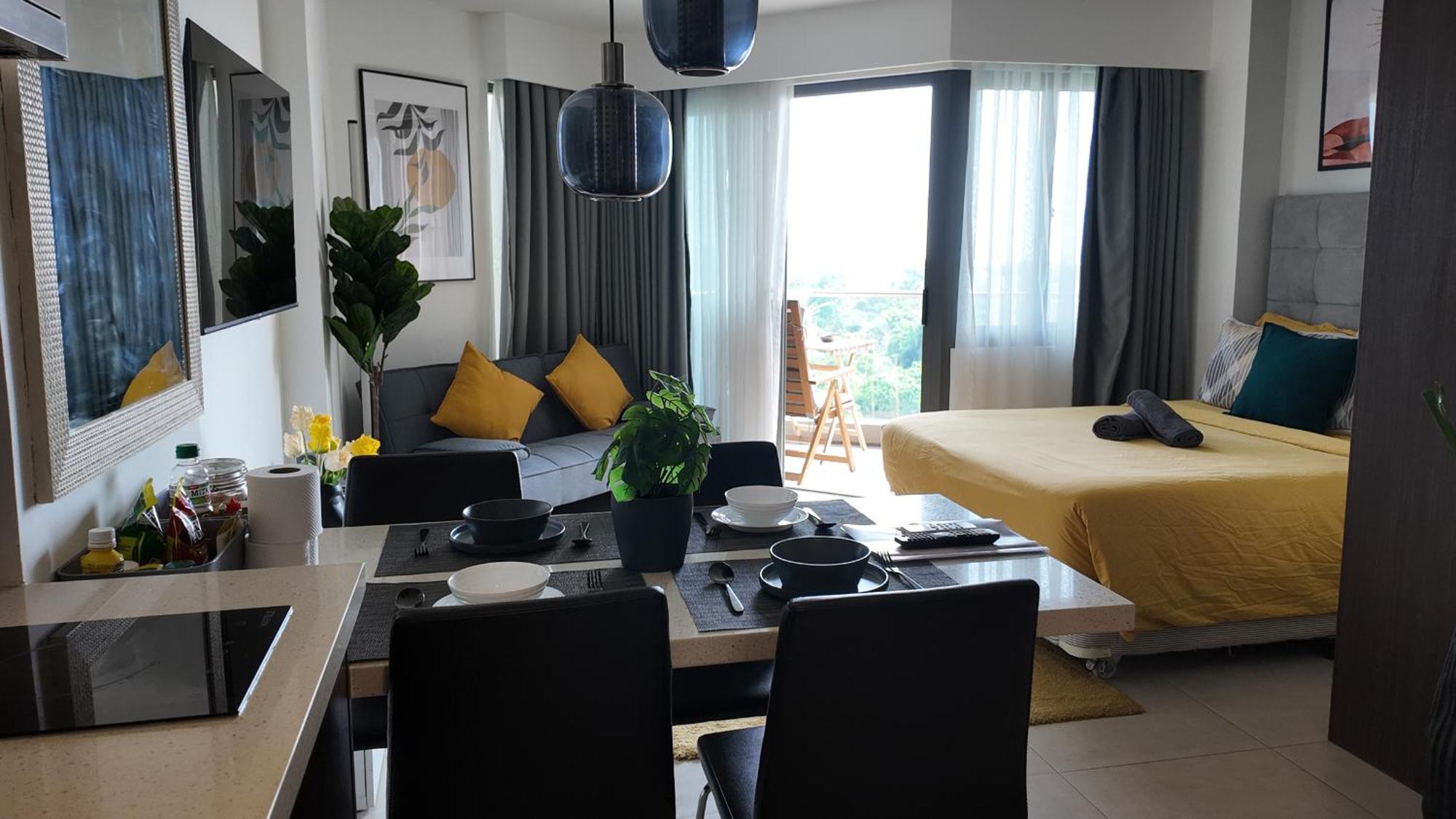 Dominiks Stylish Gem Ocean View Pool Queen Bed At Tambuli 8 Floor Fast Wifi Apartment