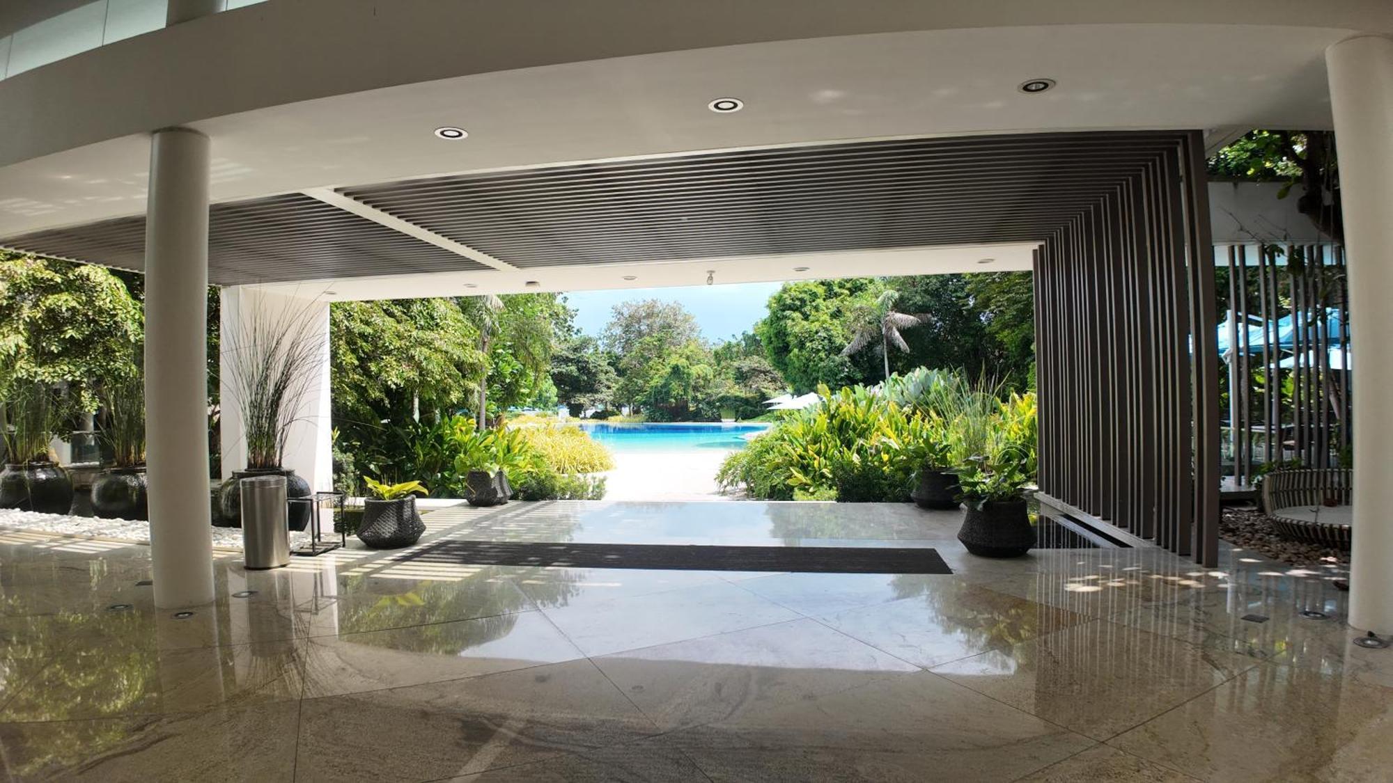 Dominiks Stylish Gem Ocean View Pool Queen Bed At Tambuli 8 Floor Fast Wifi