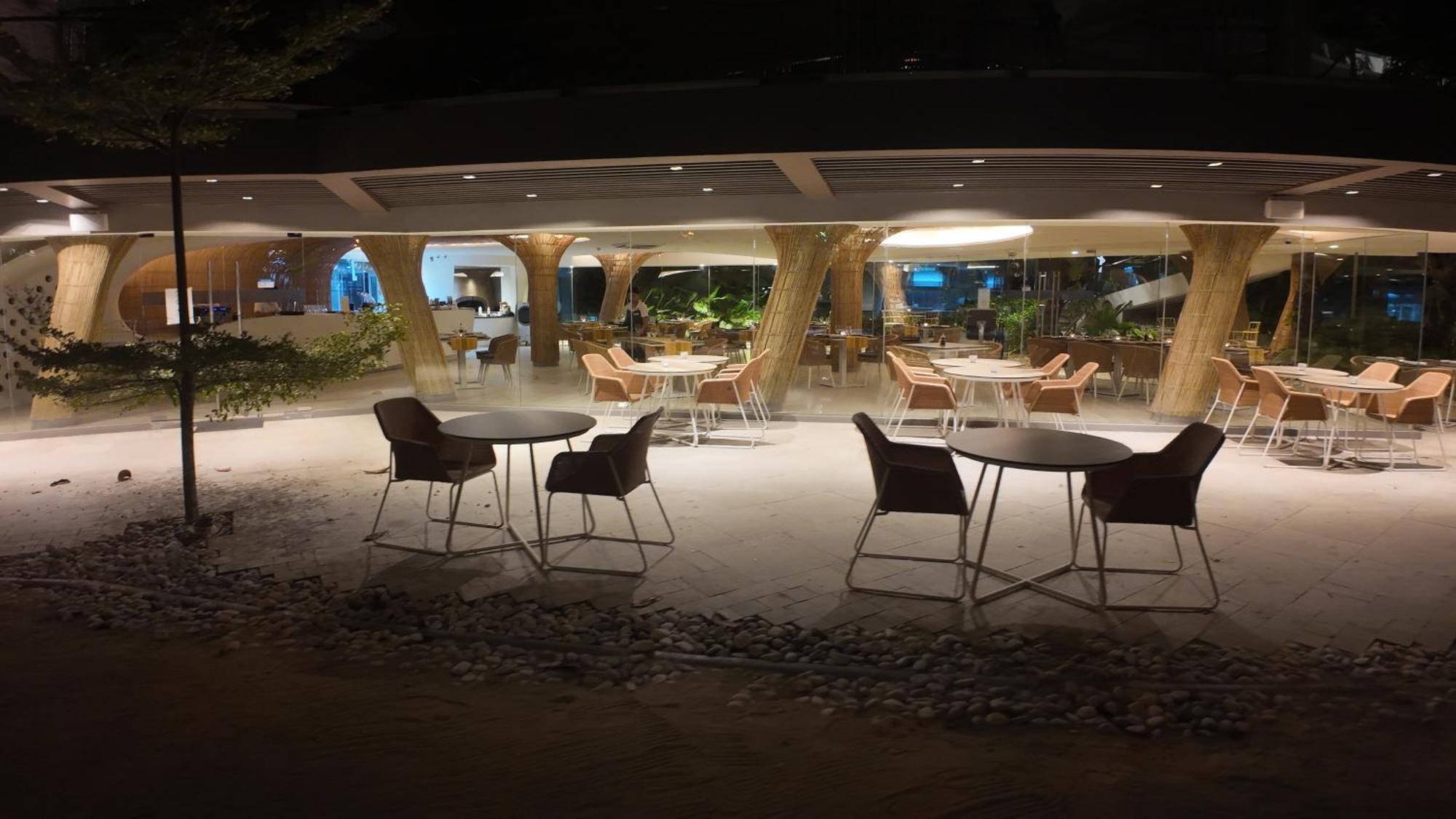 Apartment Dominiks Stylish Gem Ocean View Pool Queen Bed At Tambuli 8 Floor Fast Wifi