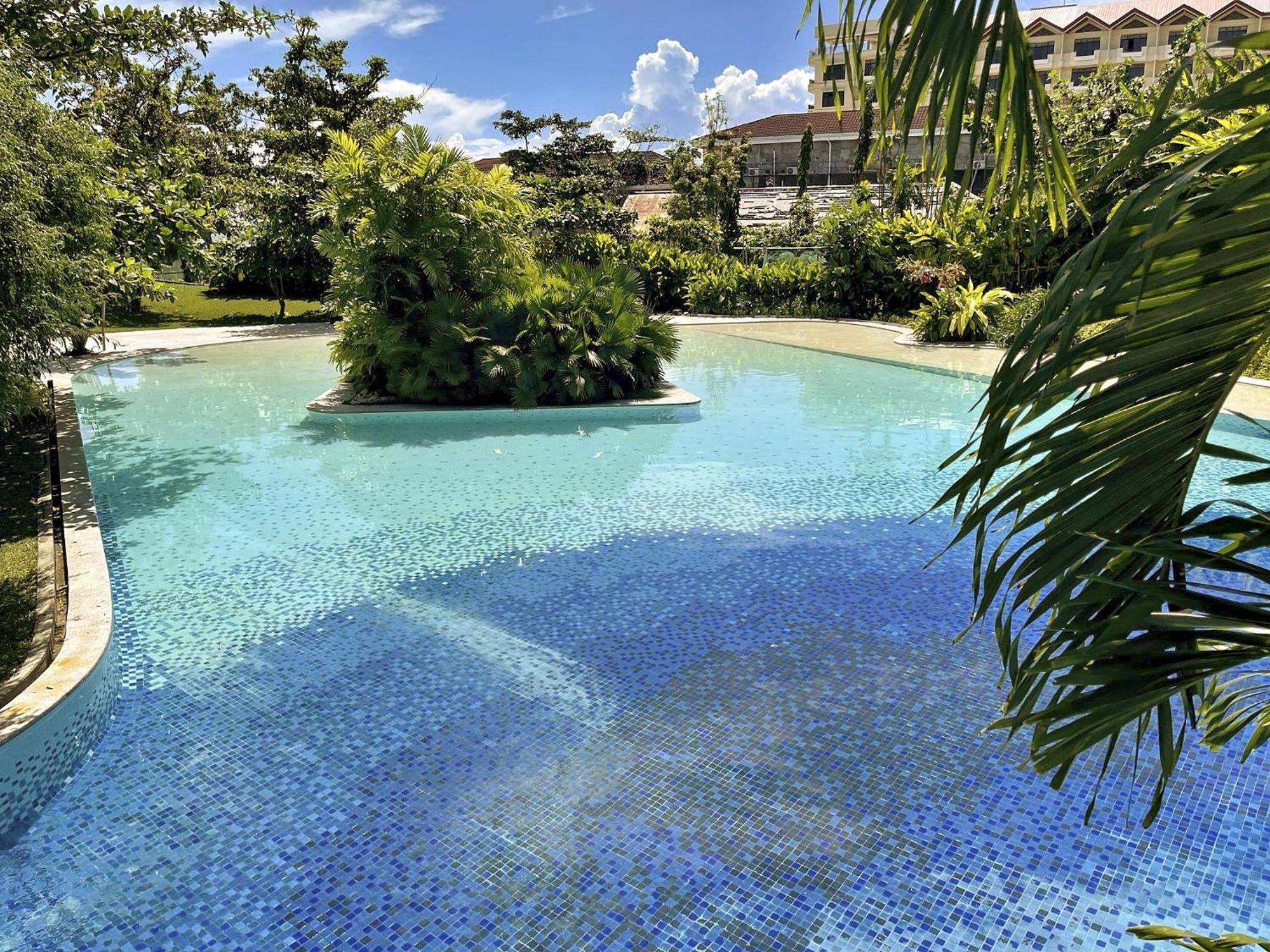 Apartment Dominiks Stylish Gem Ocean View Pool Queen Bed At Tambuli 8 Floor Fast Wifi Lapu-Lapu City