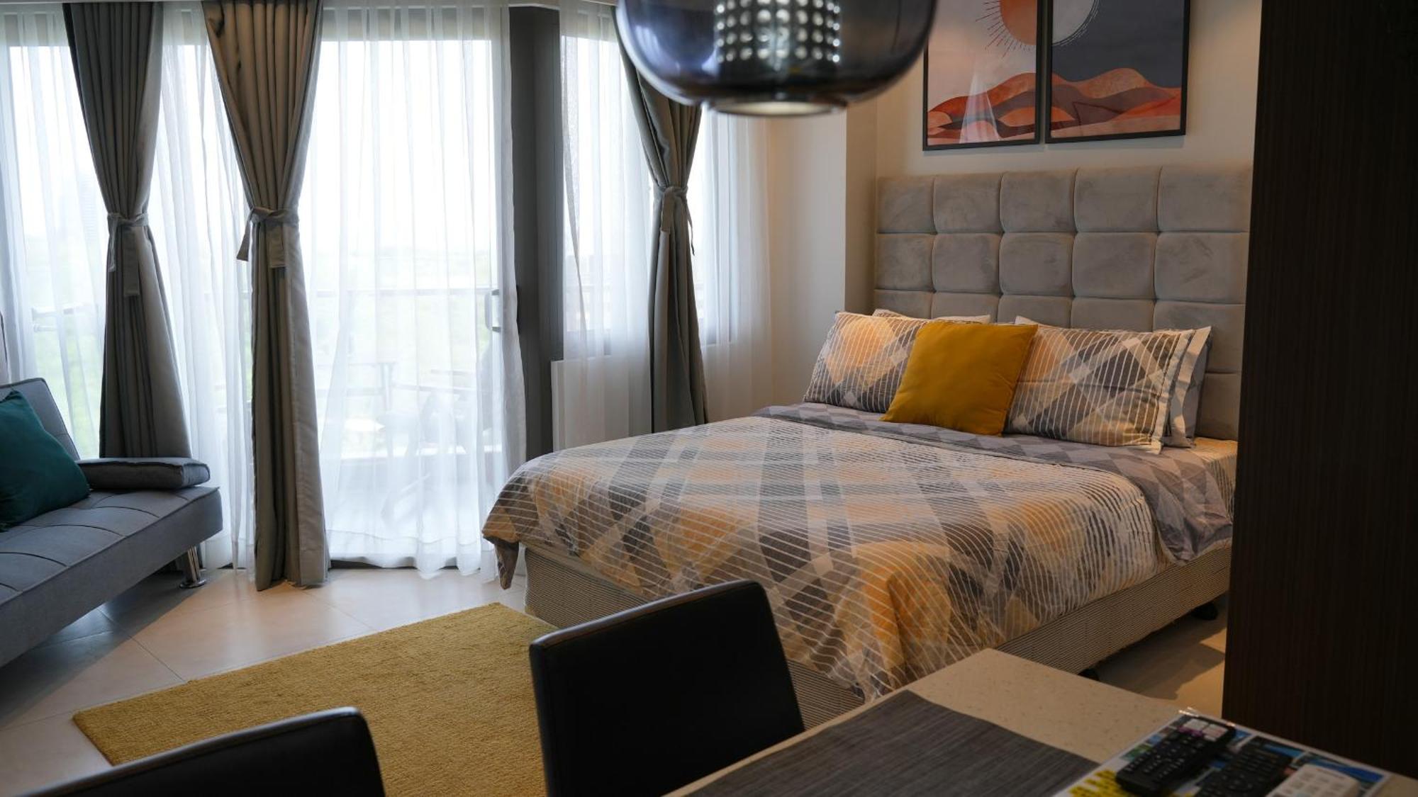 Dominiks Stylish Gem Ocean View Pool Queen Bed At Tambuli 8 Floor Fast Wifi Apartment