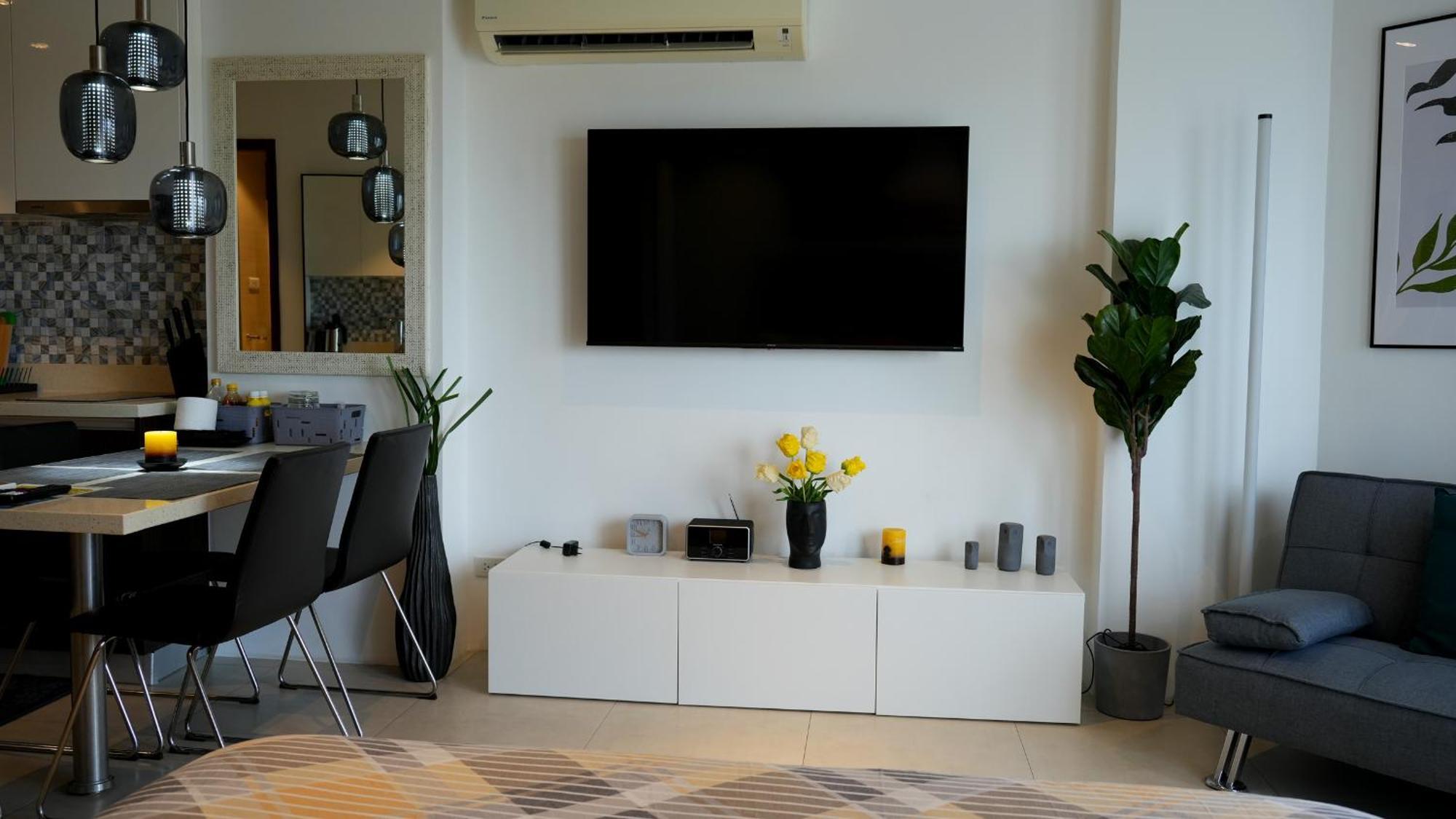 Apartment Dominiks Stylish Gem Ocean View Pool Queen Bed At Tambuli 8 Floor Fast Wifi
