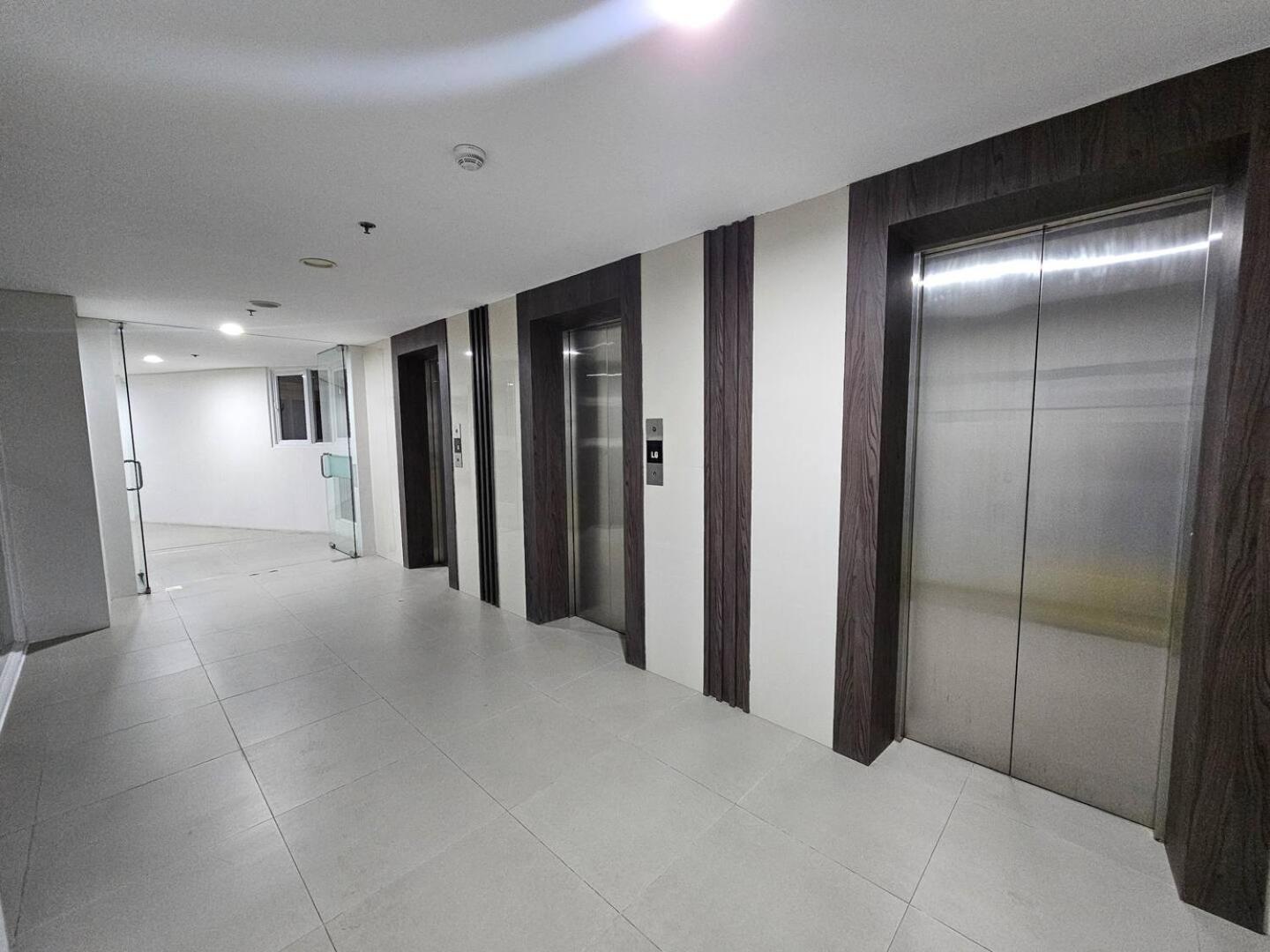 Aparthotel Elegant With Balcony Unit 625 - 6th Floor - Near Ateneo De Cebu - High Speed Internet - Northwoods Place Mandaue City