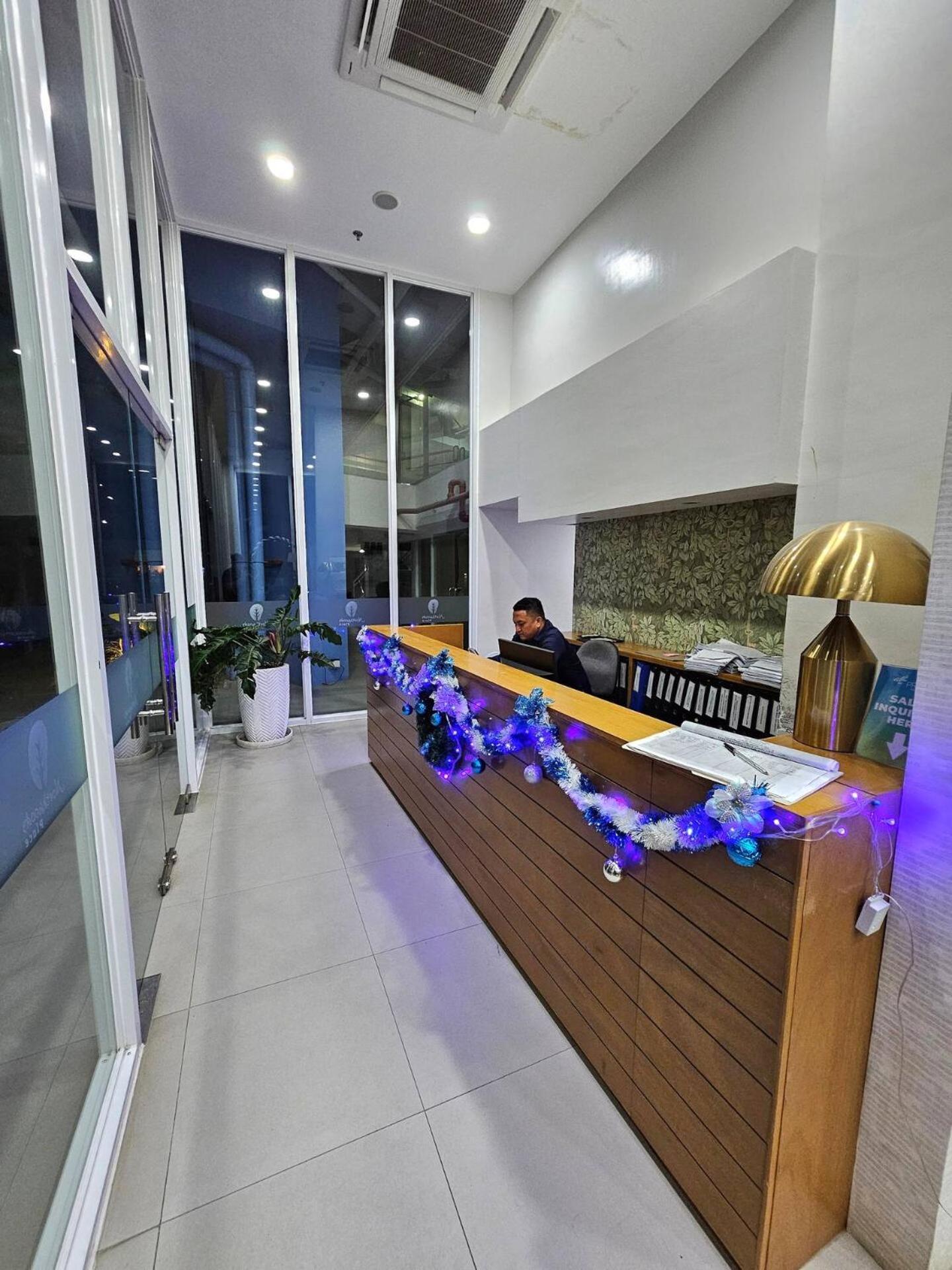 Elegant With Balcony Unit 625 - 6th Floor - Near Ateneo De Cebu - High Speed Internet - Northwoods Place Aparthotel *