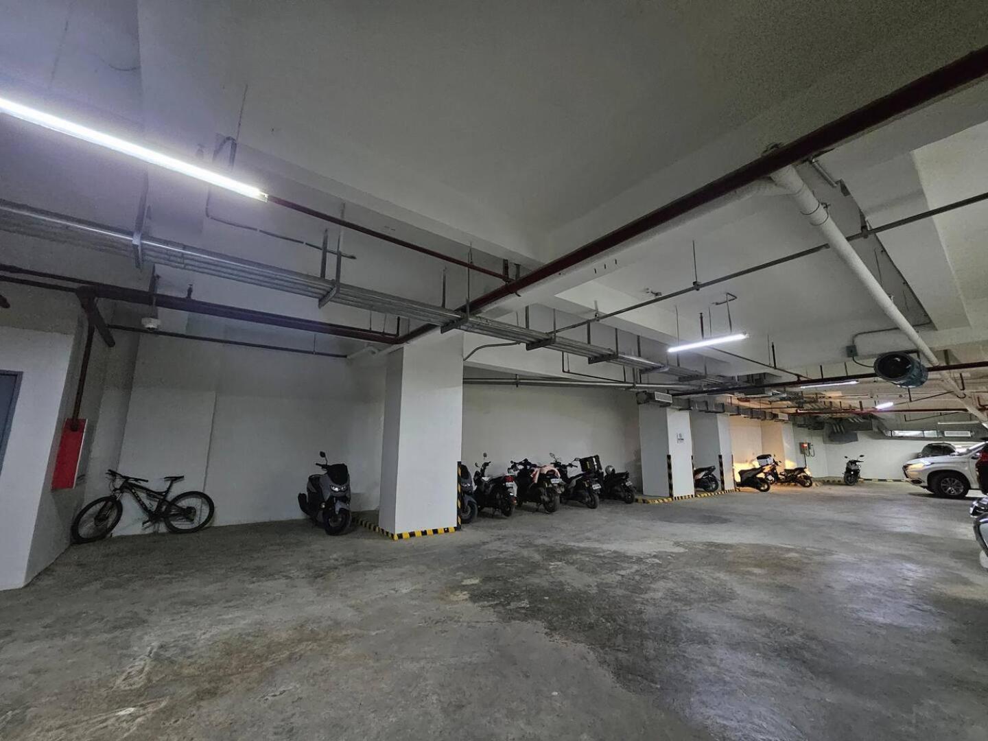 Elegant With Balcony Unit 625 - 6th Floor - Near Ateneo De Cebu - High Speed Internet - Northwoods Place