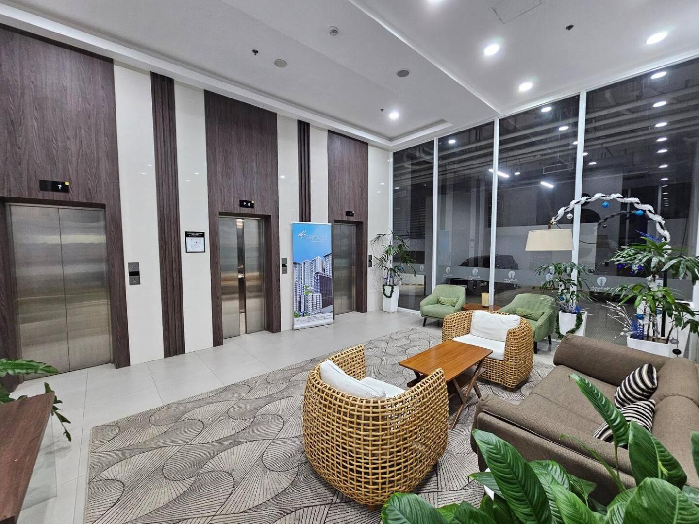 Elegant With Balcony Unit 625 - 6th Floor - Near Ateneo De Cebu - High Speed Internet - Northwoods Place Aparthotel