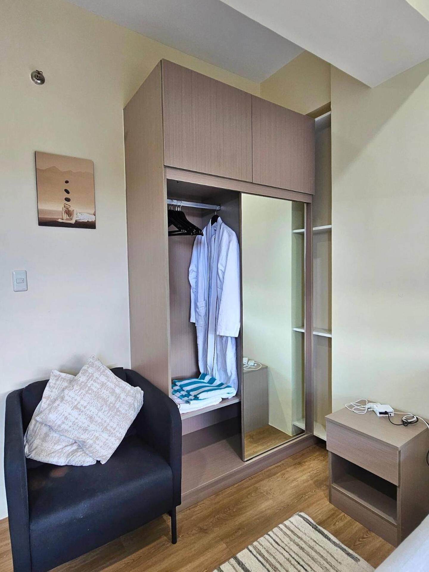 Aparthotel Elegant With Balcony Unit 625 - 6th Floor - Near Ateneo De Cebu - High Speed Internet - Northwoods Place Mandaue City