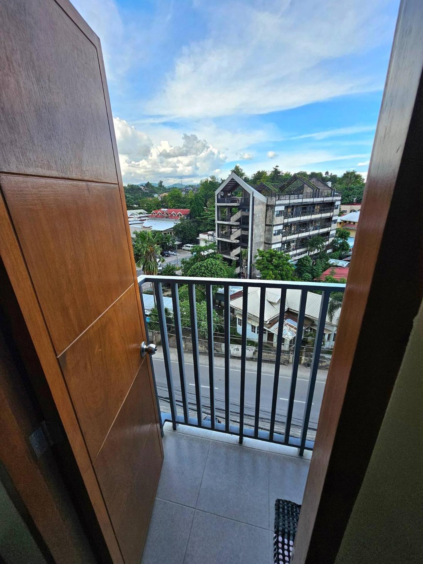 Elegant With Balcony Unit 625 - 6th Floor - Near Ateneo De Cebu - High Speed Internet - Northwoods Place Mandaue City