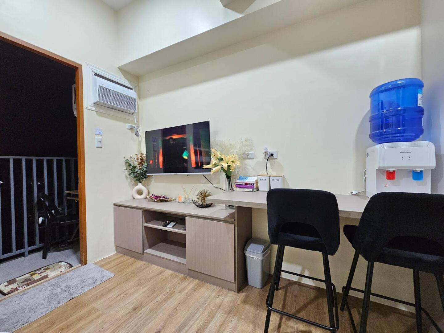 Elegant With Balcony Unit 625 - 6th Floor - Near Ateneo De Cebu - High Speed Internet - Northwoods Place Aparthotel