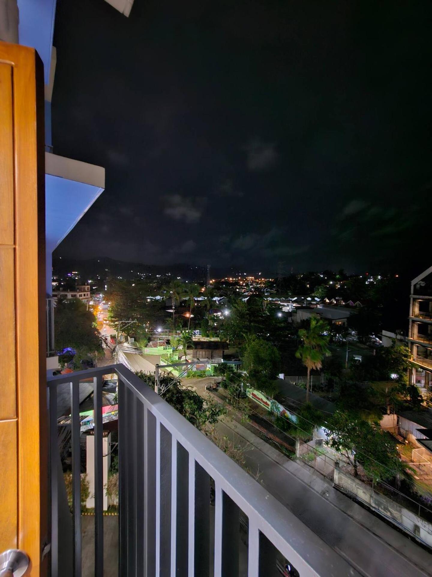 Elegant With Balcony Unit 625 - 6th Floor - Near Ateneo De Cebu - High Speed Internet - Northwoods Place Mandaue City