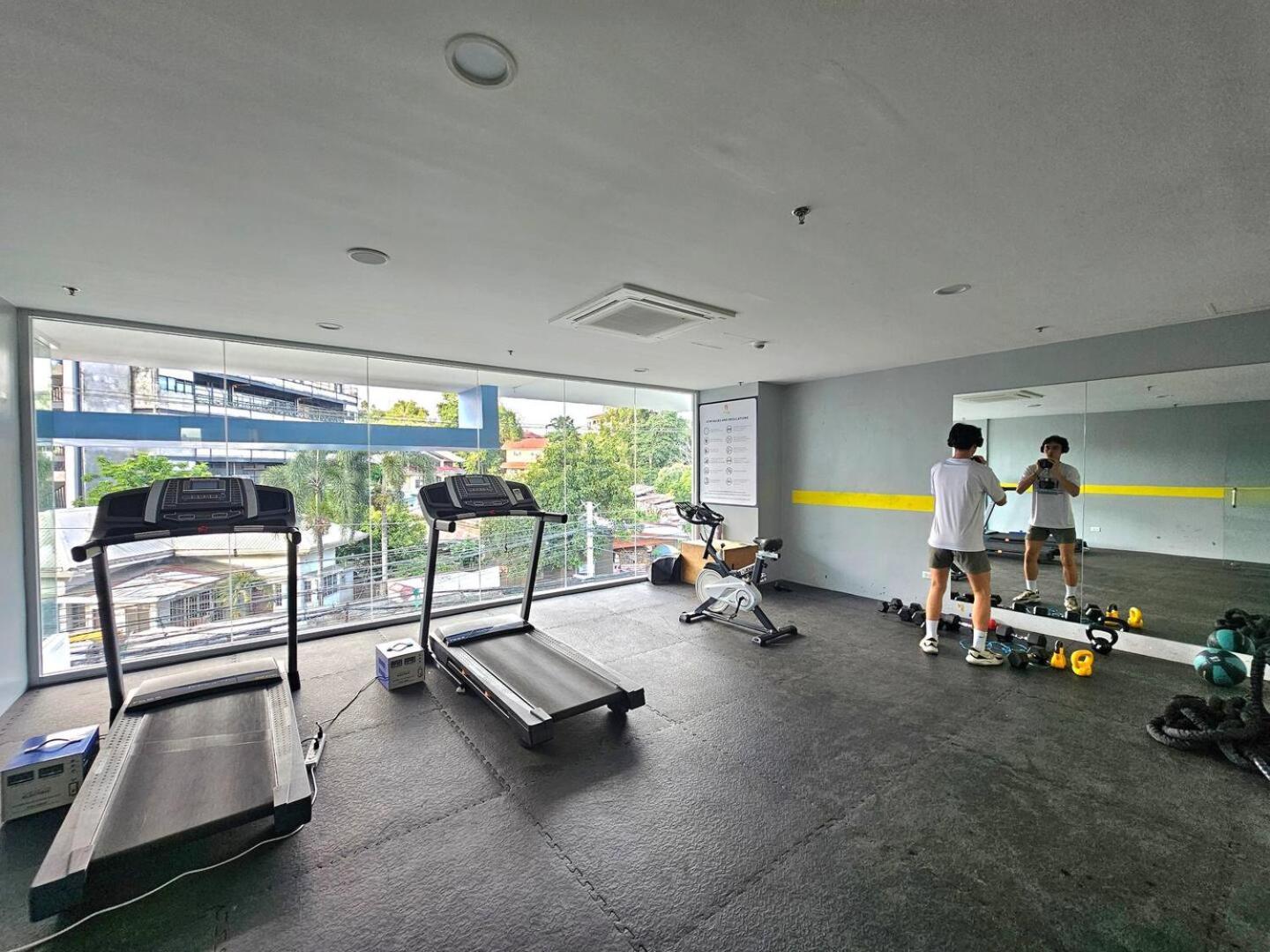 Elegant With Balcony Unit 625 - 6th Floor - Near Ateneo De Cebu - High Speed Internet - Northwoods Place Aparthotel