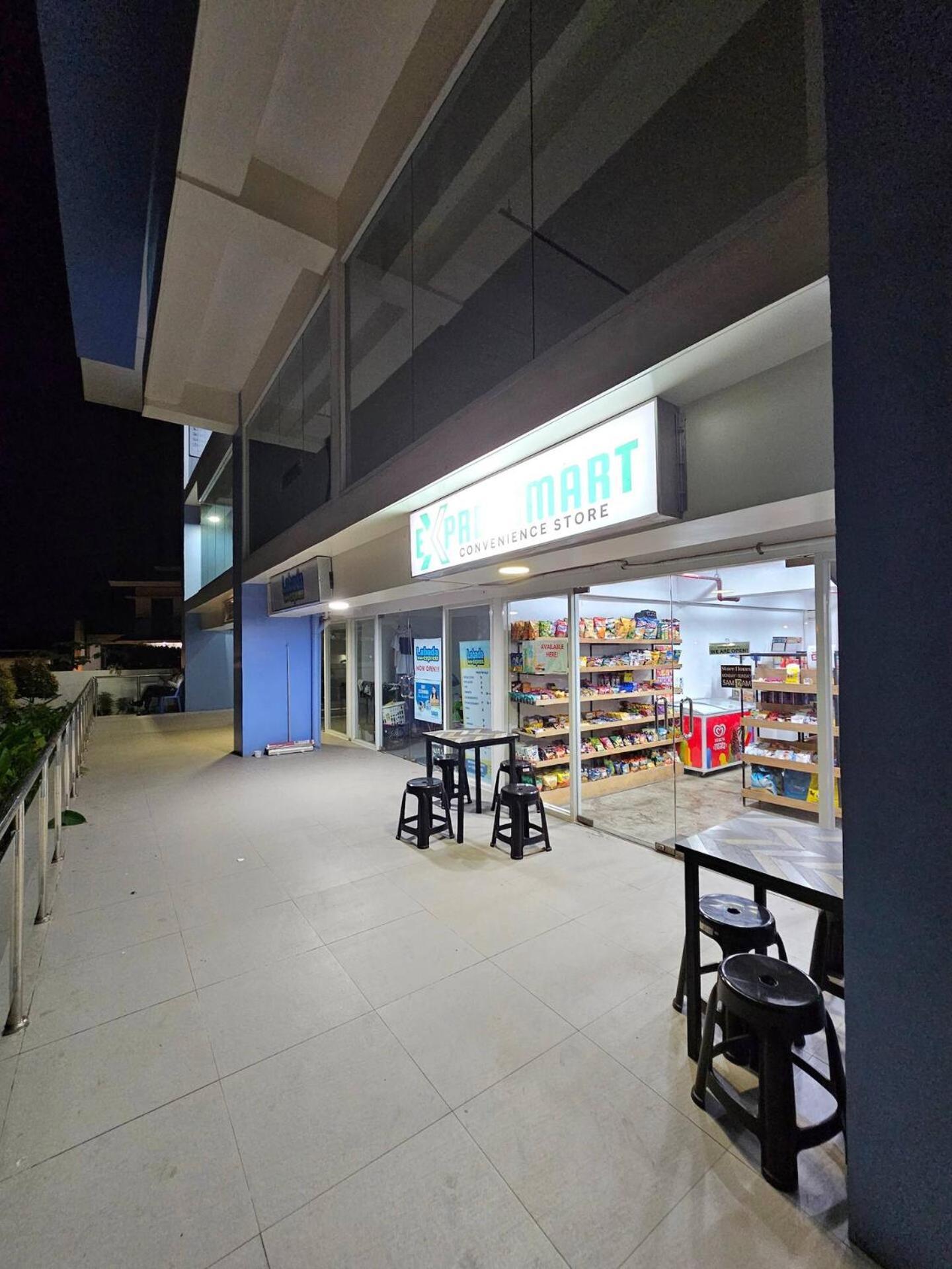Elegant With Balcony Unit 625 - 6th Floor - Near Ateneo De Cebu - High Speed Internet - Northwoods Place *