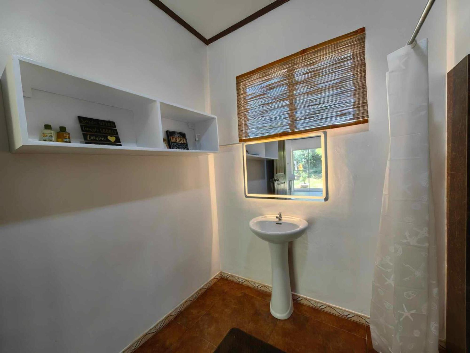 Fredo's At Pangpang Bar & Restaurant Apartment