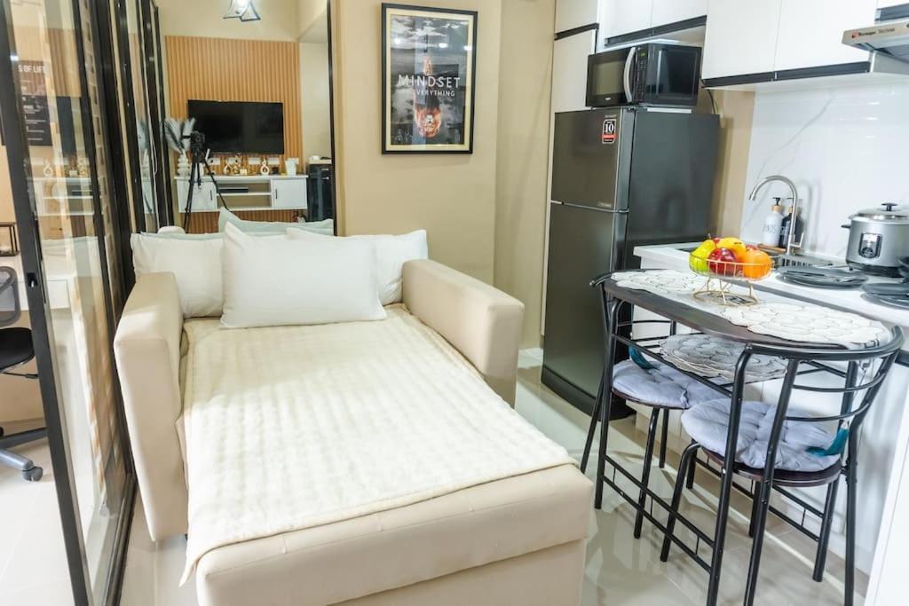 Grace Staycation Pool, 24hr Checkin & Easy Reach Airport Apartment *