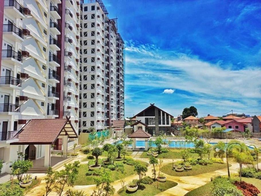 Grace Staycation Pool, 24hr Checkin & Easy Reach Airport Apartment