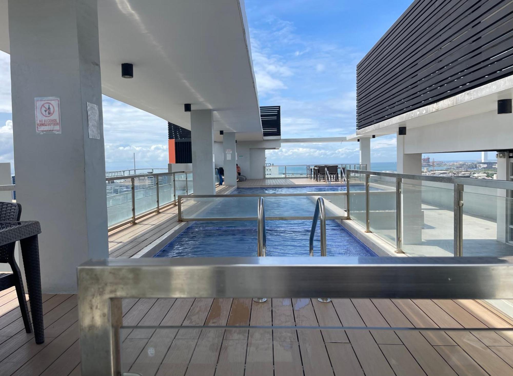 La Staycation At West Jones Residences *