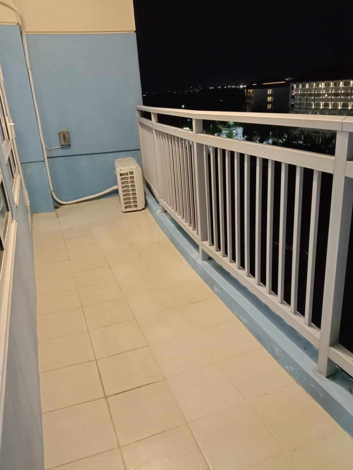 Spacious Unit With Balcony And Seaview