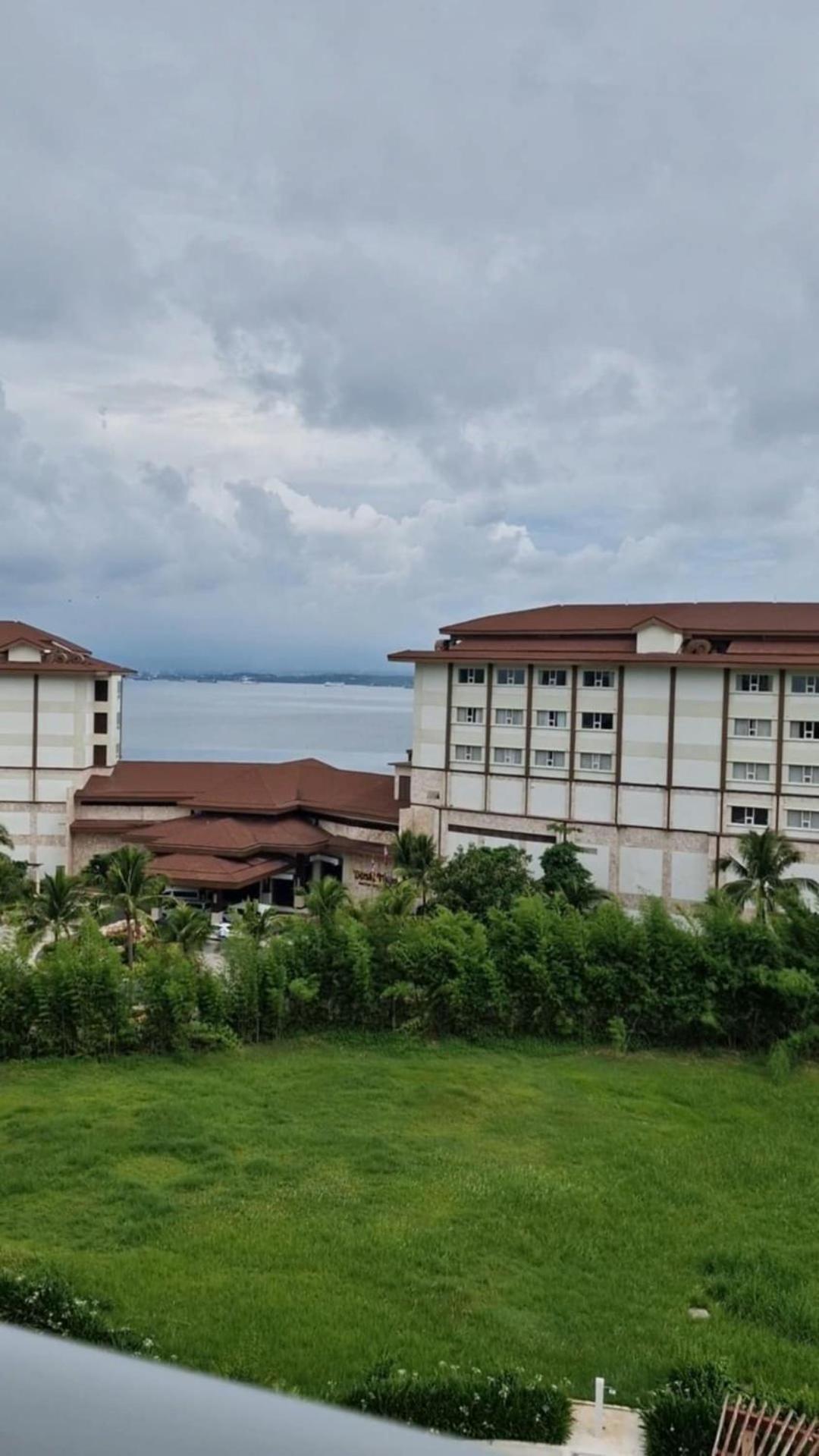 Spacious Unit With Balcony And Seaview Apartment